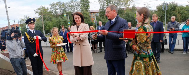 Александр Бурков открыл в Омске новый сквер, обустроенный на федеральные деньги